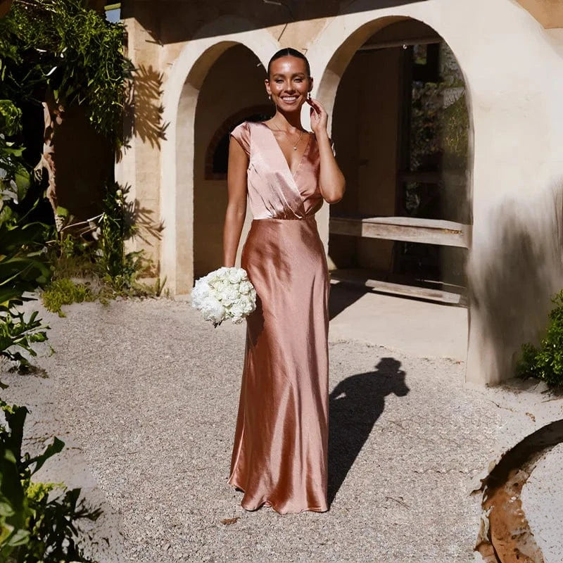 robe demoiselle d'honneur chic longue fluide rose poudré à manches courtes coupe trapèze élégante