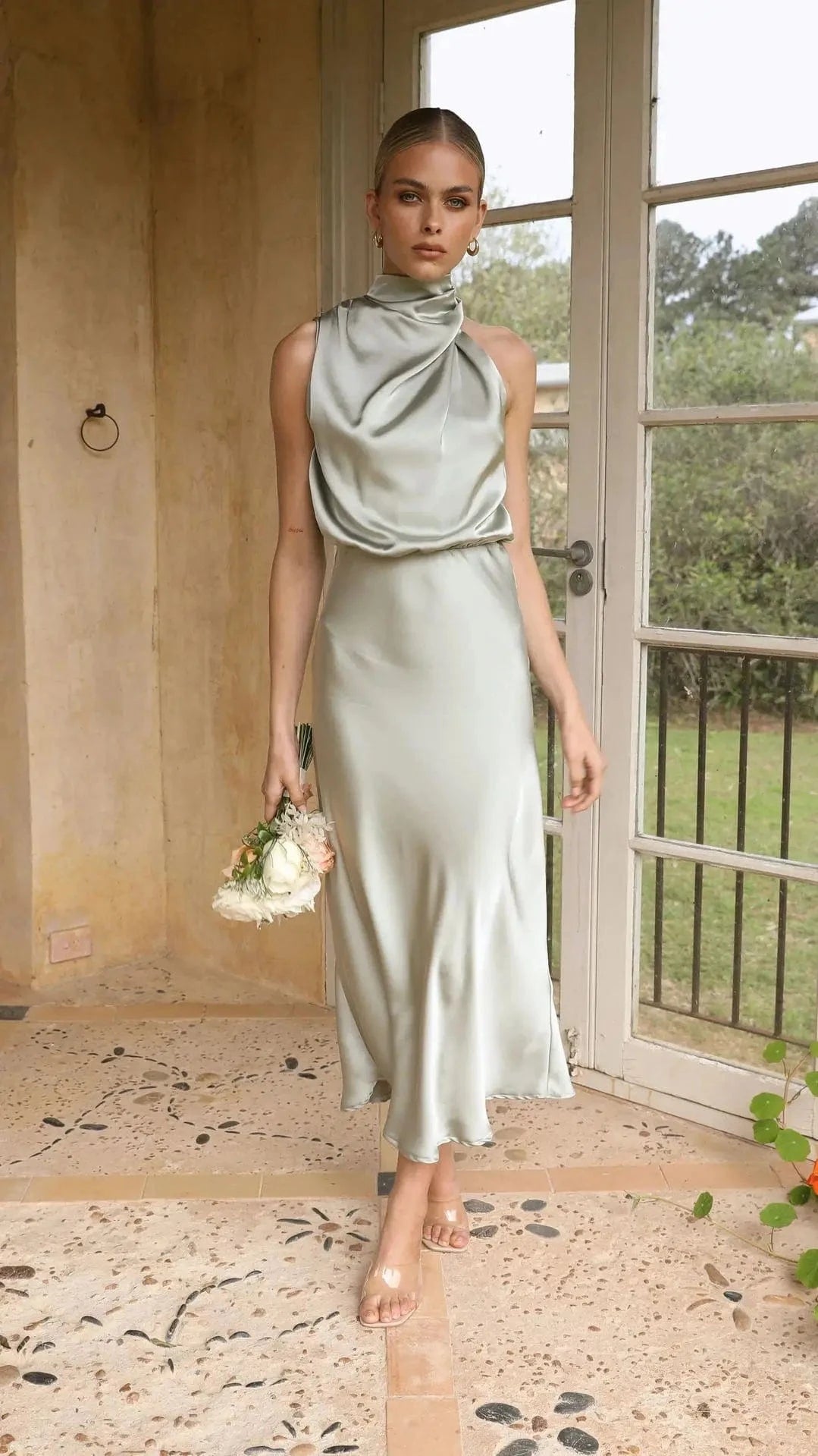 robe demoiselle d'honneur chic midi pour mariage invité avec coupe trapèze et manches courtes