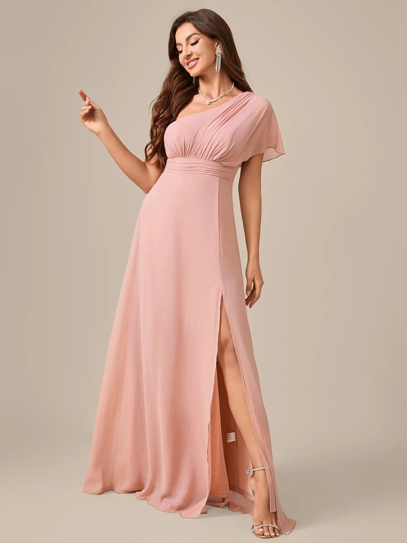 robe demoiselle d'honneur chic rose poudré longue fluide avec manches courtes élégante pour mariage