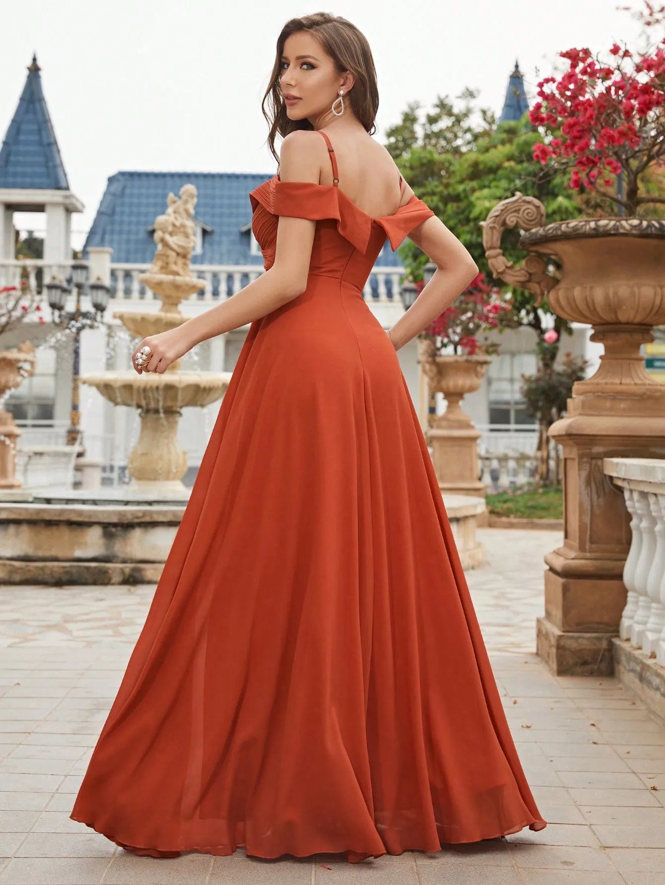 Robe demoiselle d'honneur chic terracotta longue avec épaules dénudées et silhouette princesse pour mariage.