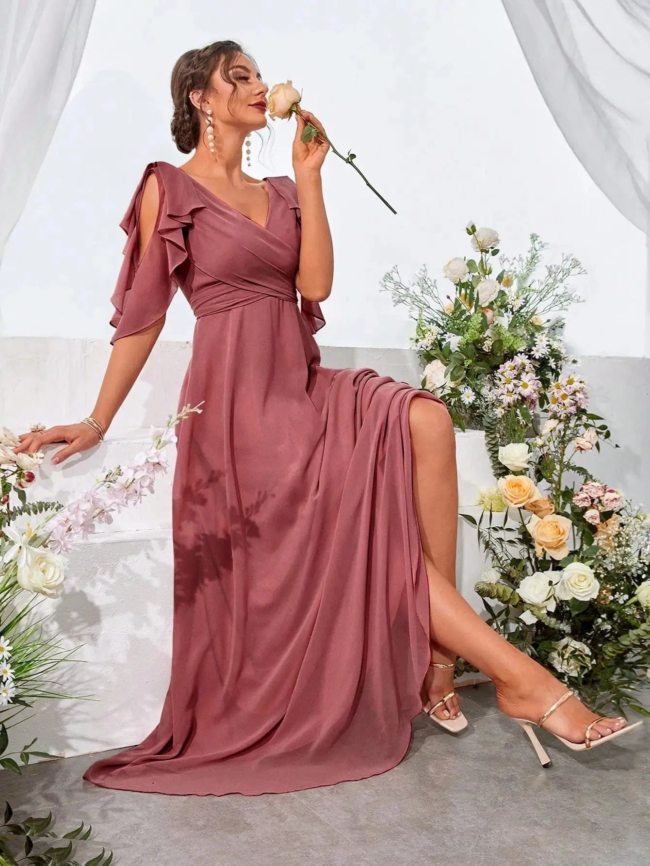 robe demoiselle d'honneur chic longue col en v fluide sans manches rose poudré trapèze élégante