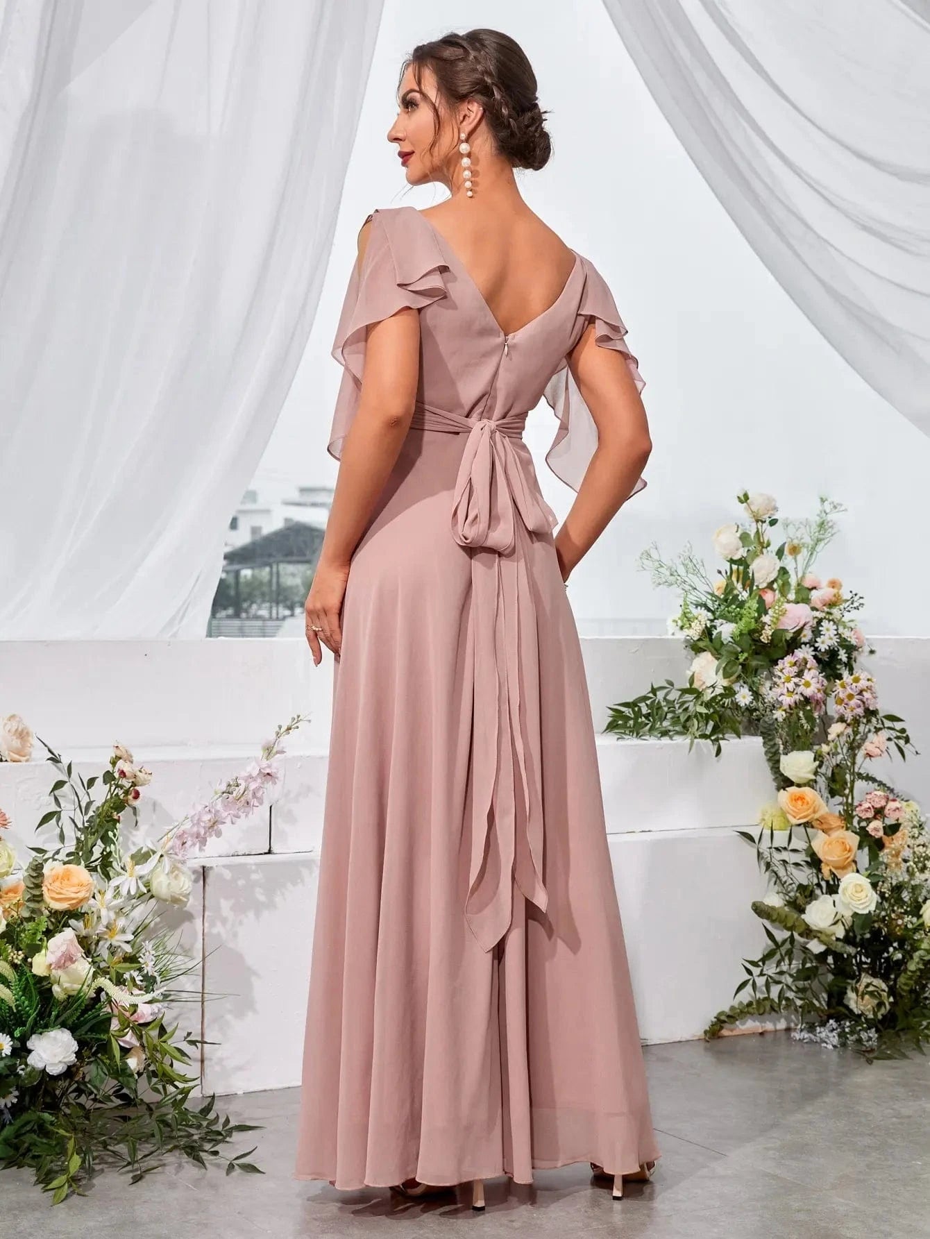 robe demoiselle d'honneur chic longue trapèze rose poudré col en v manches courtes élégante