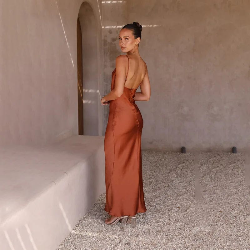 Robe demoiselle d'honneur longue en satin terracotta, style élégant avec dos nu, pour mariage chic et soirées spéciales.