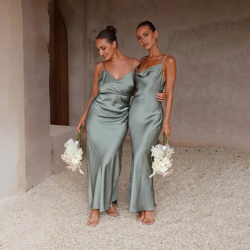 Robe de demoiselle d'honneur en satin vert sauge, style chic et épuré, longueur midi avec fines bretelles pour mariage.