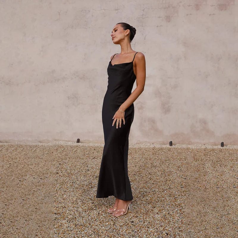 Robe demoiselle d'honneur longue noire en satin sans manches pour mariage élégant.