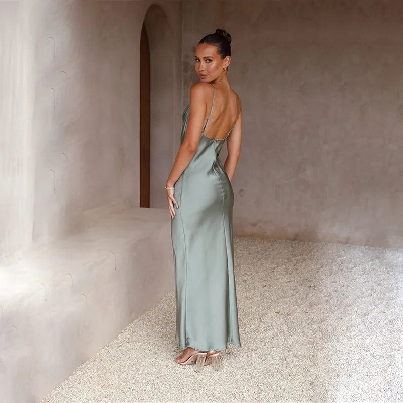 Robe demoiselle d'honneur en satin verte, longue et fluide avec dos nu pour un mariage élégant et chic.