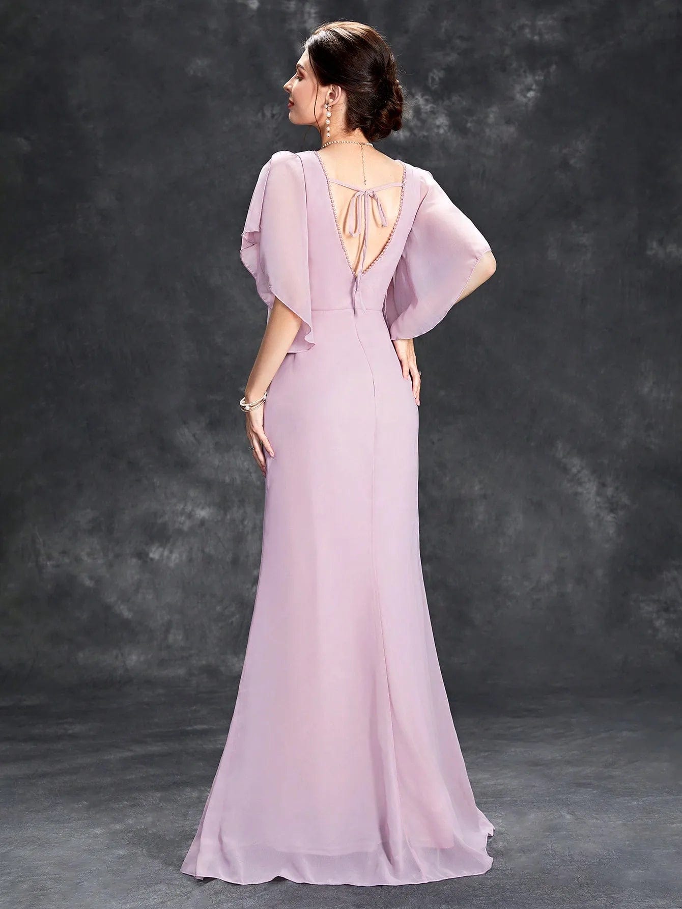 Robe demoiselle d'honneur longue lilas avec manches courtes et dos nu, parfaite pour un mariage chic ou un événement élégant.