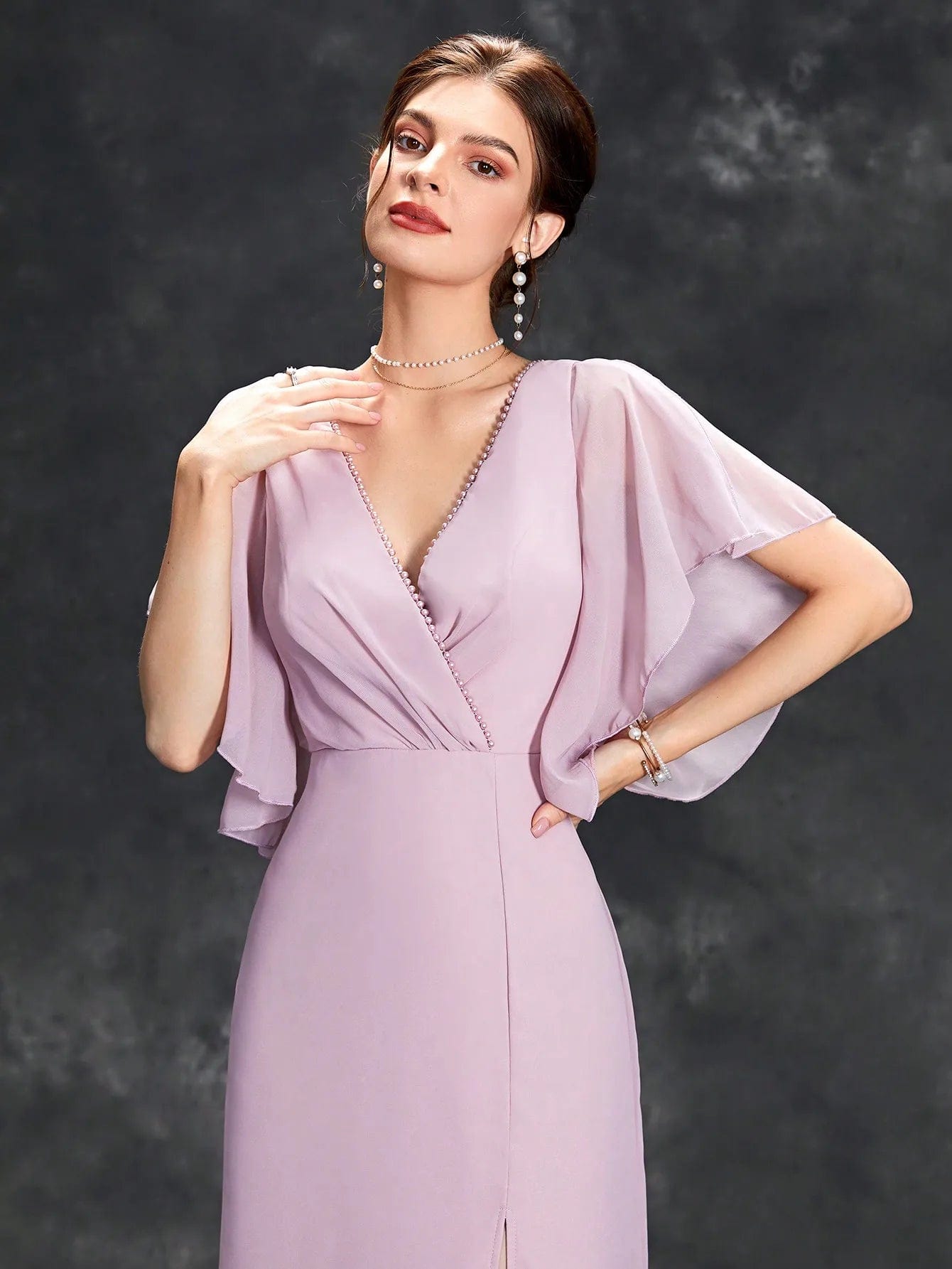 Robe demoiselle d'honneur longue lilas manches courtes style empire légère pour mariage chic et élégant.