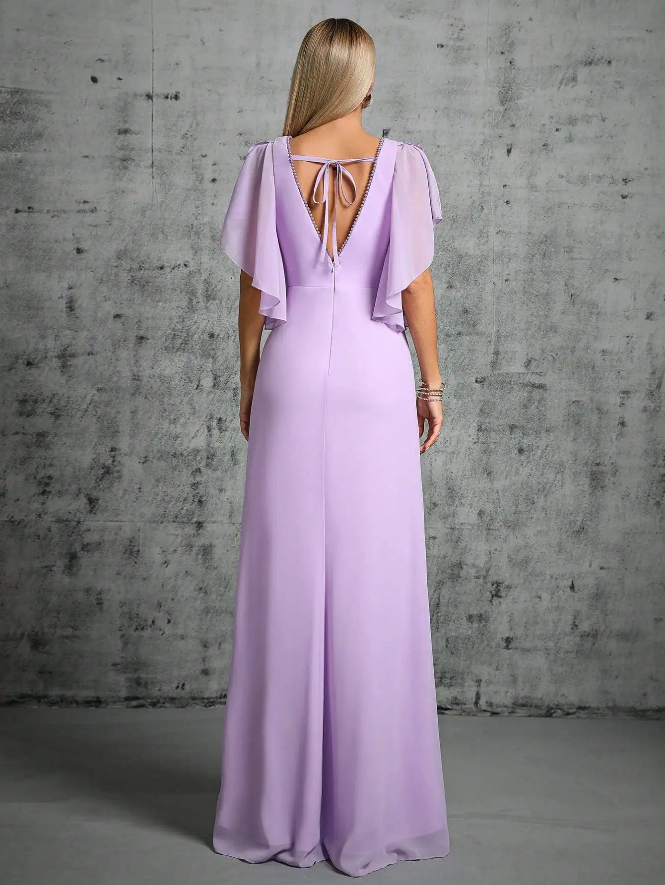 Robe demoiselle d'honneur longue lilas avec dos nu et manches courtes, élégante pour mariage.