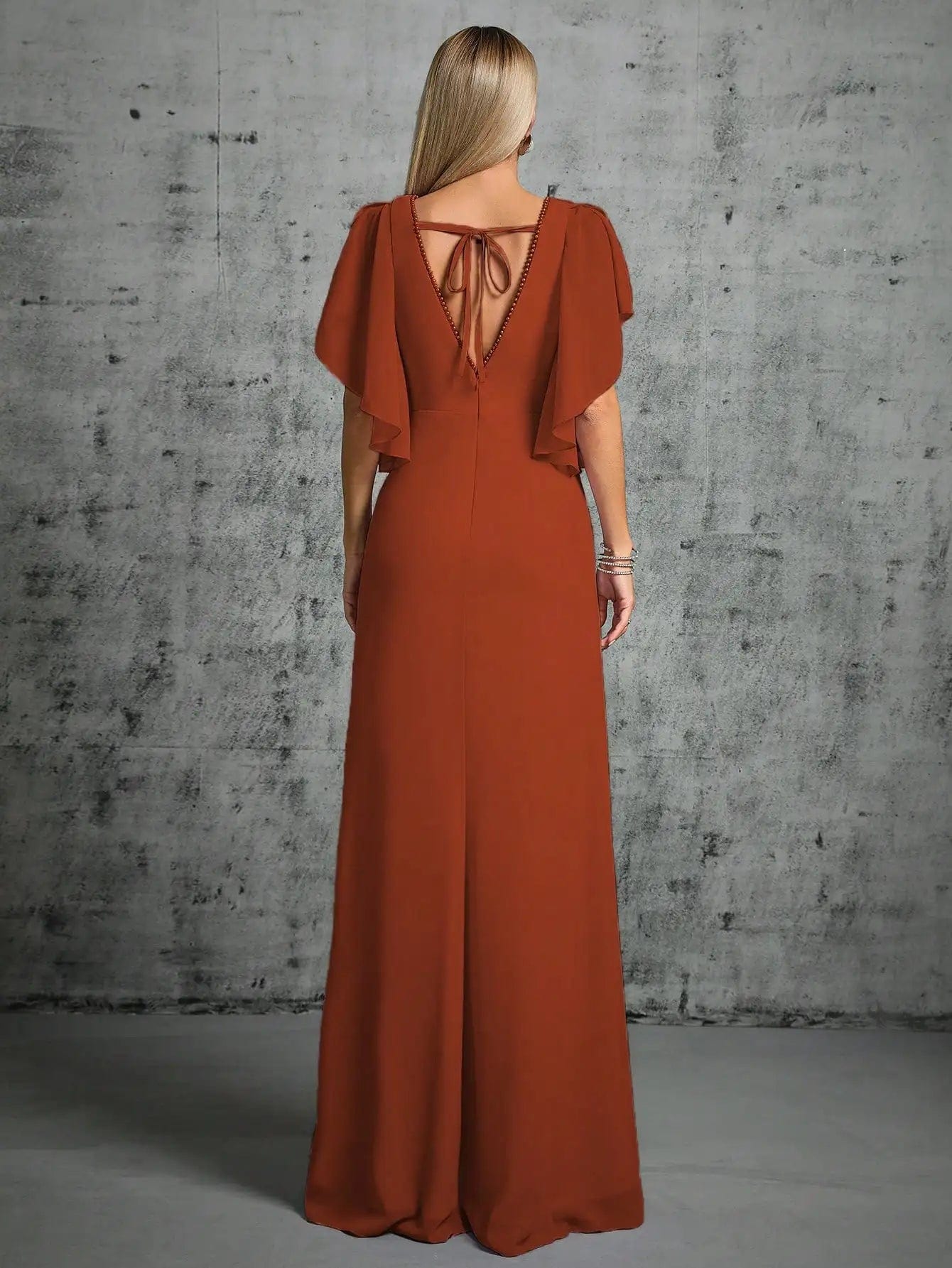 Robe demoiselle d'honneur longue terracotta élégante avec dos nu et manches courtes pour mariage chic.