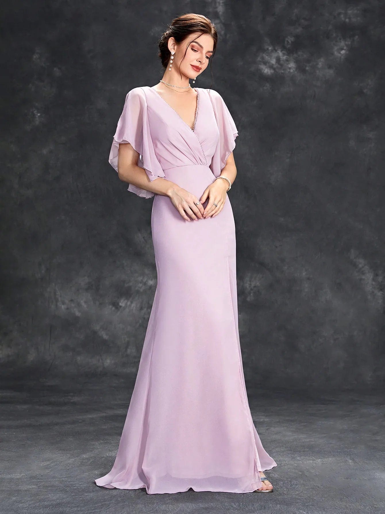 Robe demoiselle d'honneur longue lilas avec manches courtes et décolleté, élégante pour mariage, silhouette princesse.