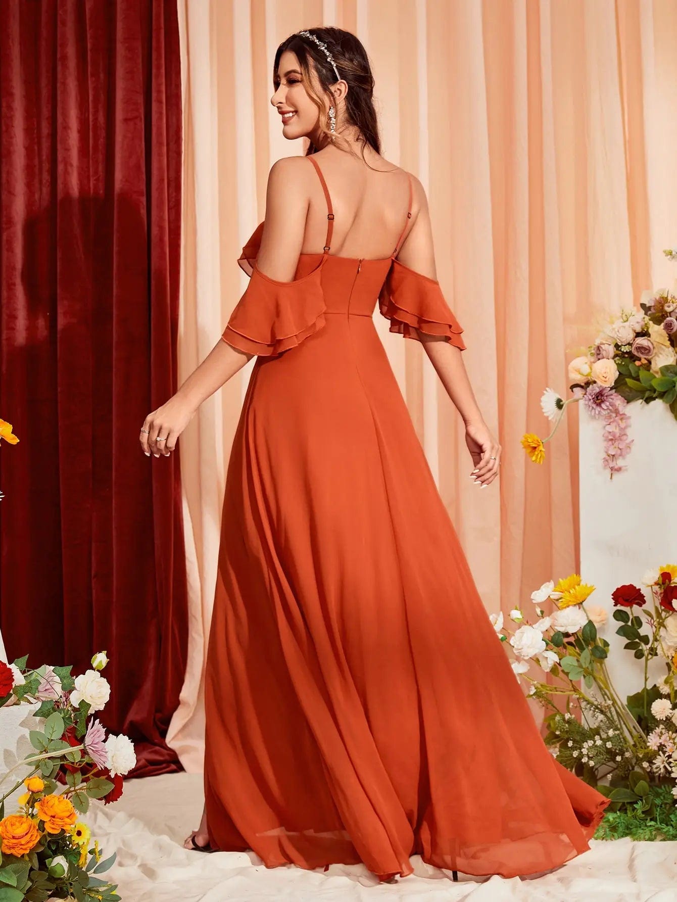 Robe demoiselle d'honneur longue terracotta à épaules dénudées pour mariage élégant.