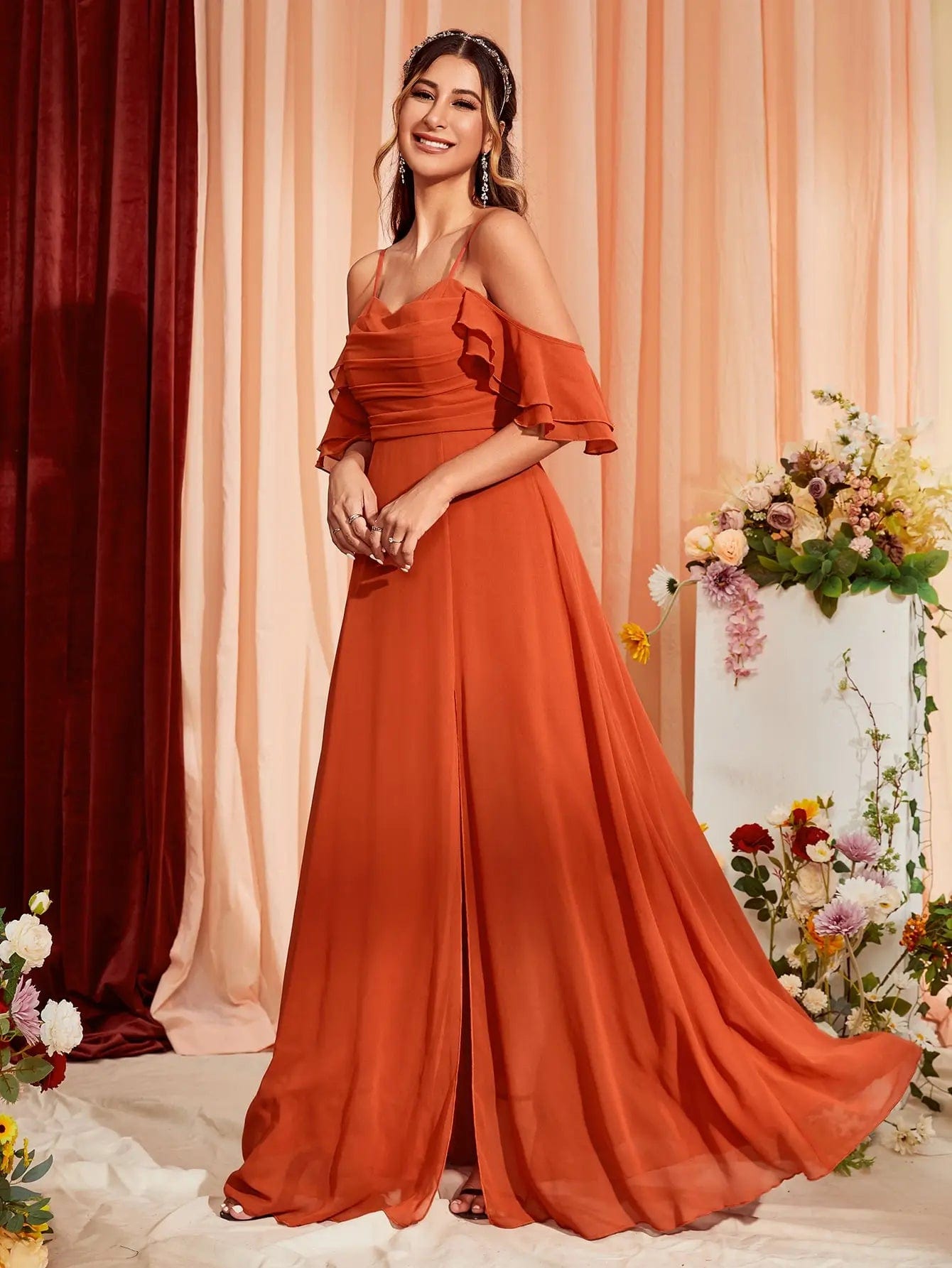 Robe demoiselle d'honneur longue terracotta avec épaules dénudées et manches fluides pour mariage élégant.