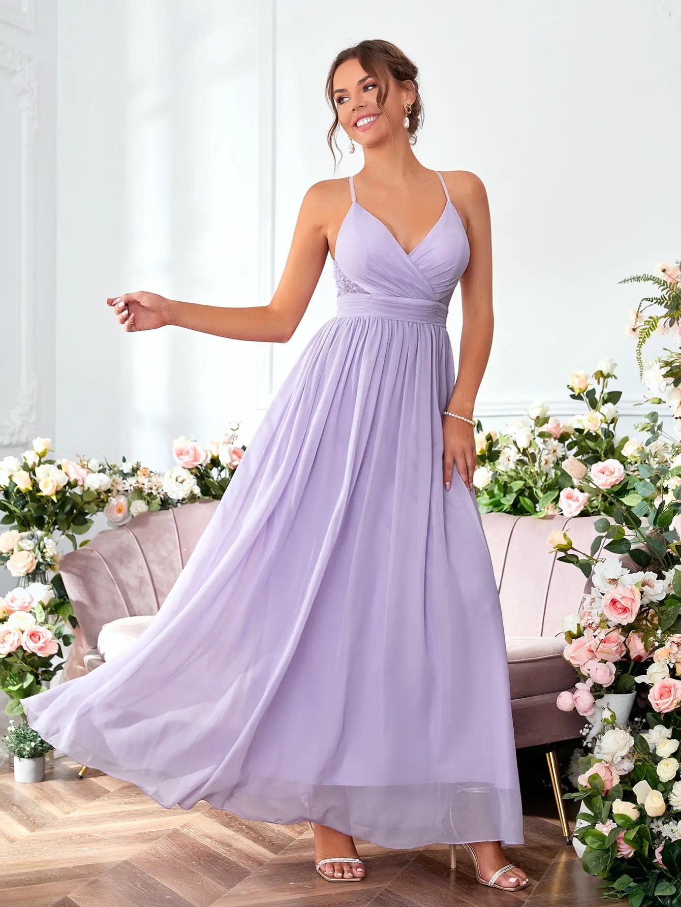 Robe demoiselle d'honneur longue mauve lilas, style élégant avec bretelles fines et jupe fluide pour mariage, silhouette princesse.