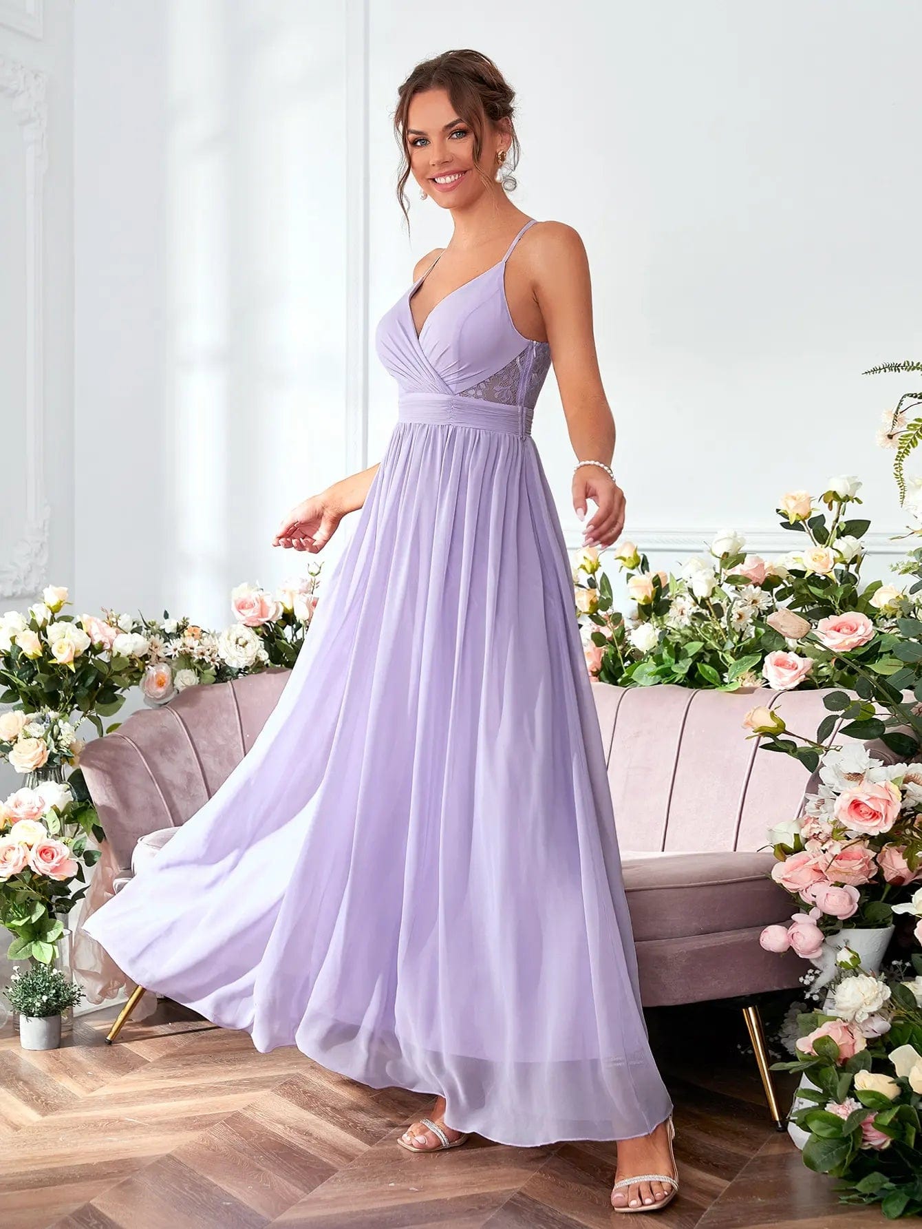 Robe demoiselle d'honneur mauve lilas longue, style bohème chic, sans manches, épaules dénudées, jupe fluide et décolleté en V.