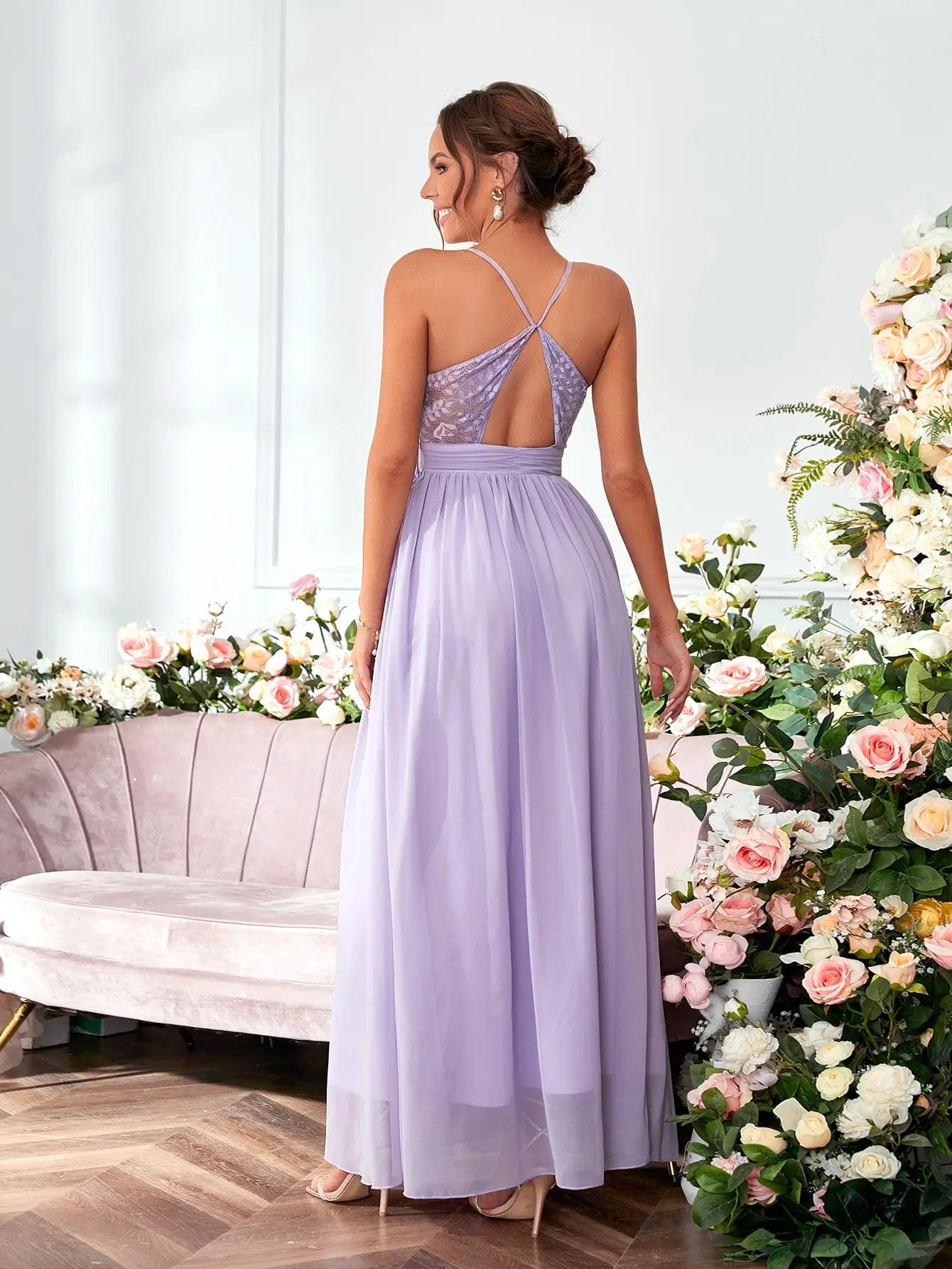 Robe demoiselle d'honneur mauve lilas longue avec dos nu, parfaite pour un mariage, style élégant et chic.