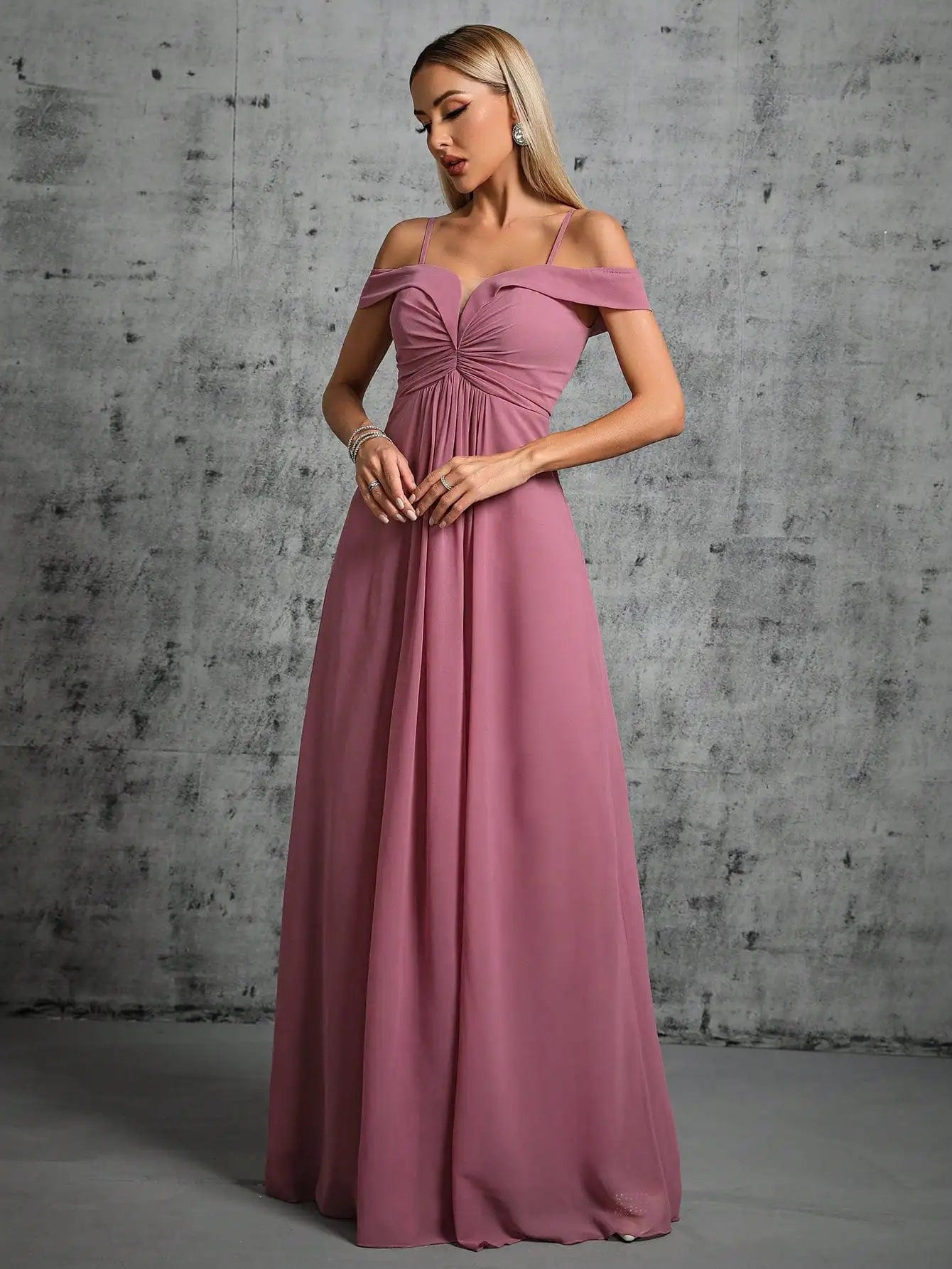 Robe demoiselle d'honneur rose pastel longue avec épaules dénudées et silhouette princesse pour mariage chic.