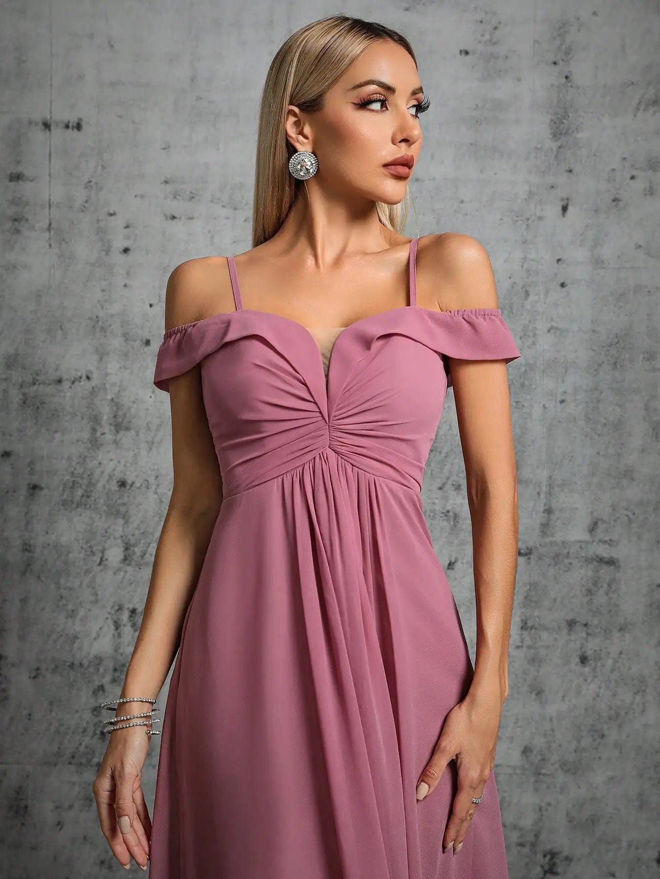 Robe demoiselle d'honneur rose pastel, chic avec épaules dénudées et silhouette princesse pour mariage.