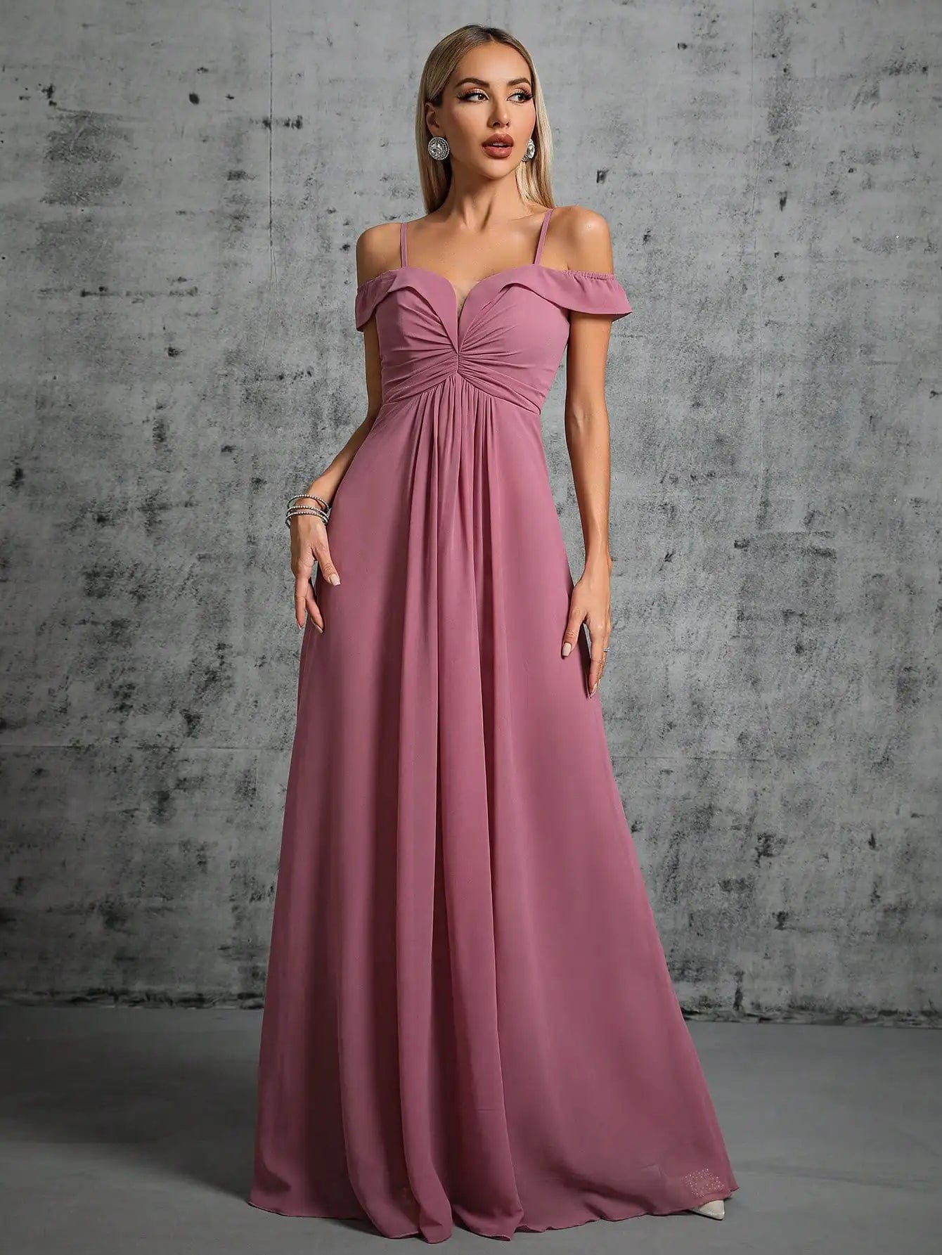 Robe demoiselle d'honneur rose pastel, élégante, longue avec épaules dénudées et silhouette trapèze pour mariage chic.