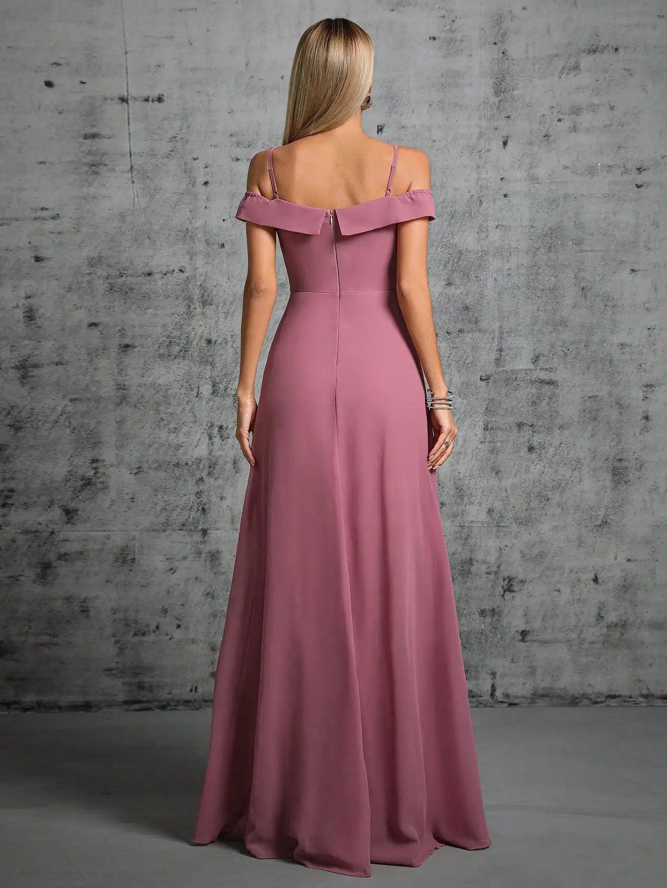 Robe demoiselle d'honneur rose poudré longue, style chic avec manches courtes et épaules dénudées, parfaite pour mariage.