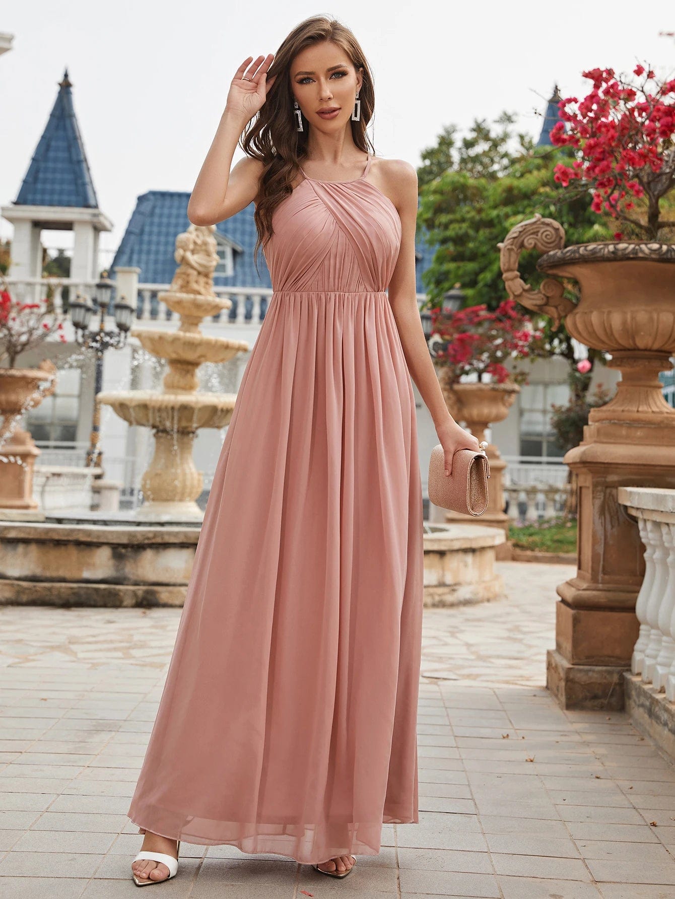 Robe demoiselle d'honneur rose poudré longue sans manches style bohème chic pour mariage.