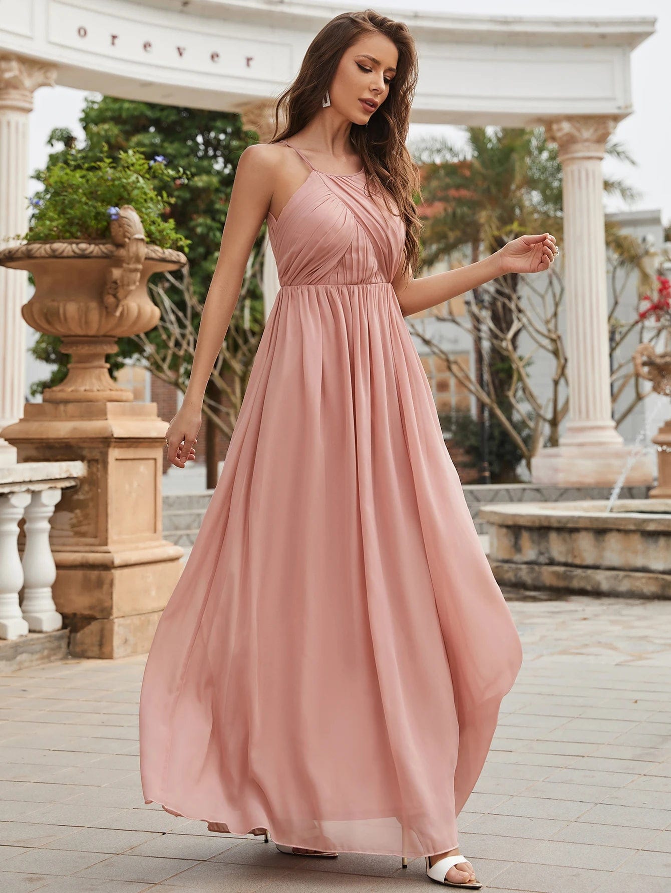 Robe demoiselle d'honneur rose poudré longue sans manches style bohème chic pour mariage.
