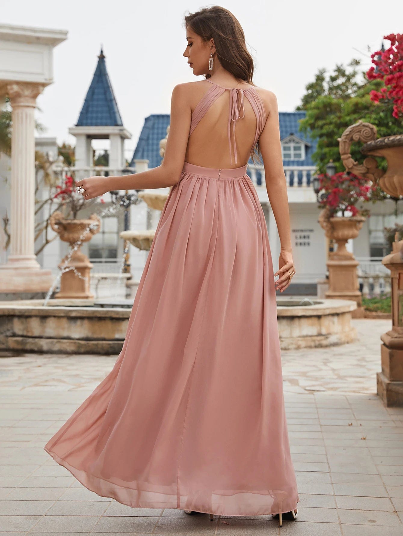 Robe demoiselle d'honneur rose poudré longue dos nu sans manches élégante pour mariage, style bohème chic.