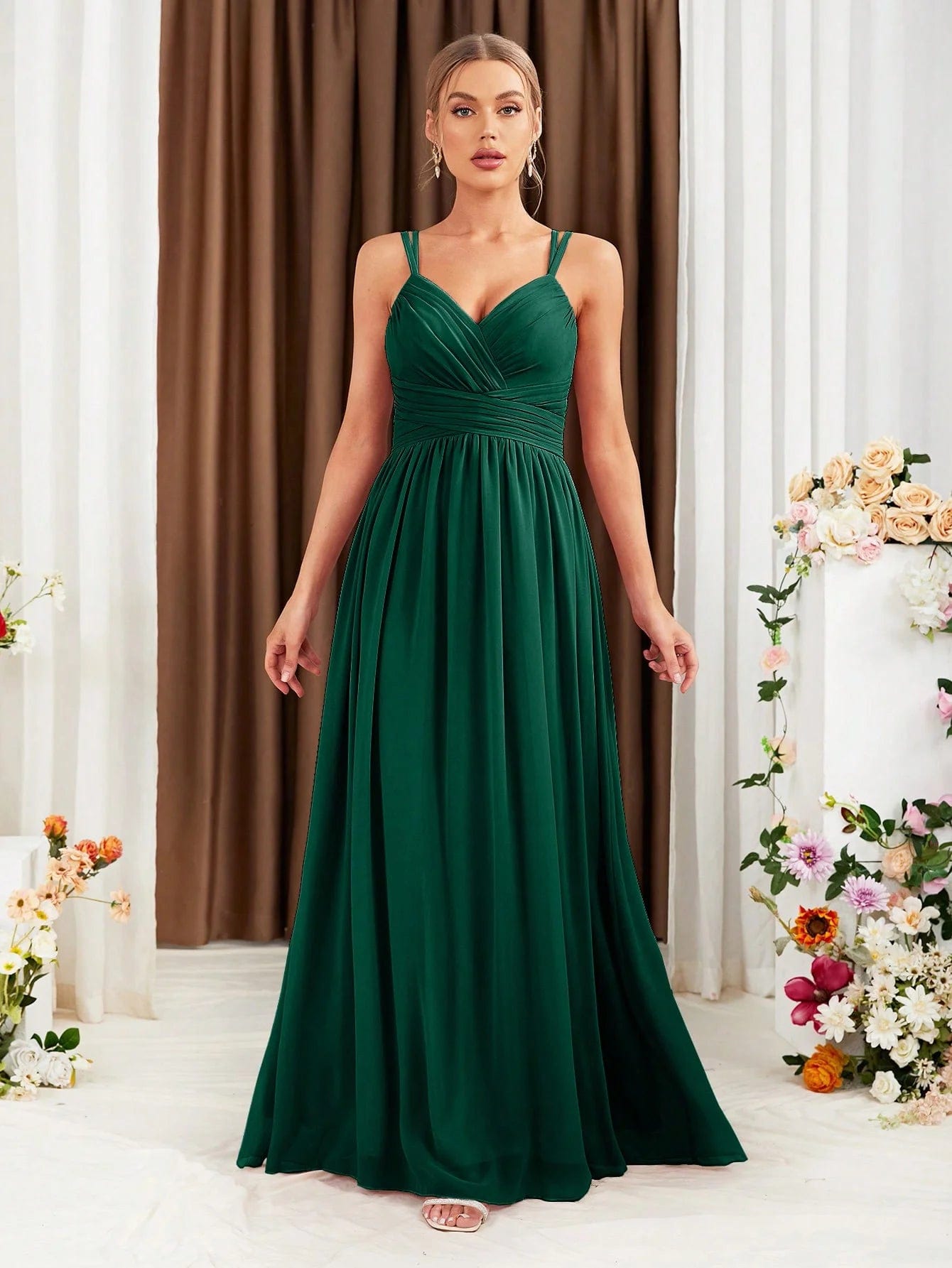 Robe demoiselle d'honneur verte longue dos nu pour mariage, style élégante et chic avec jupe fluide.