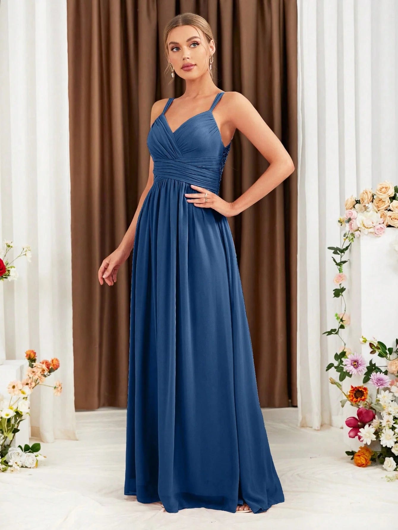 Robe demoiselle d'honneur bleue longue dos nu, style chic et élégante pour mariage, silhouette princesse avec manches fines.