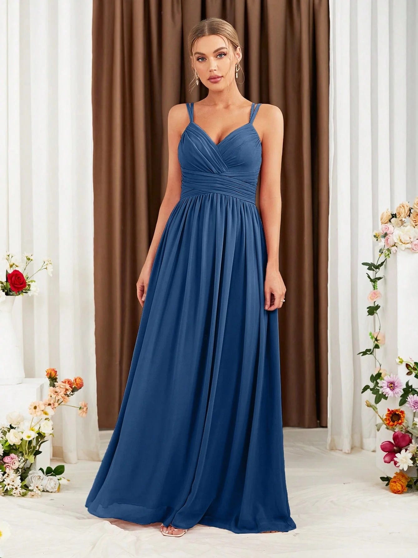 Robe demoiselle d'honneur bleue longue dos nu, élégante pour mariage, avec une silhouette trapèze et manches courtes.