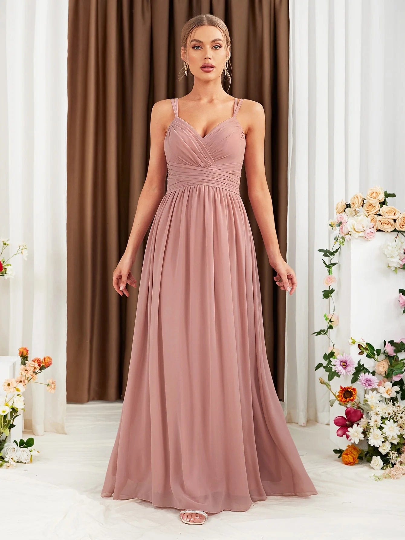 Robe demoiselle d'honneur longue rose poudré avec dos nu, idéale pour mariage chic et élégante.