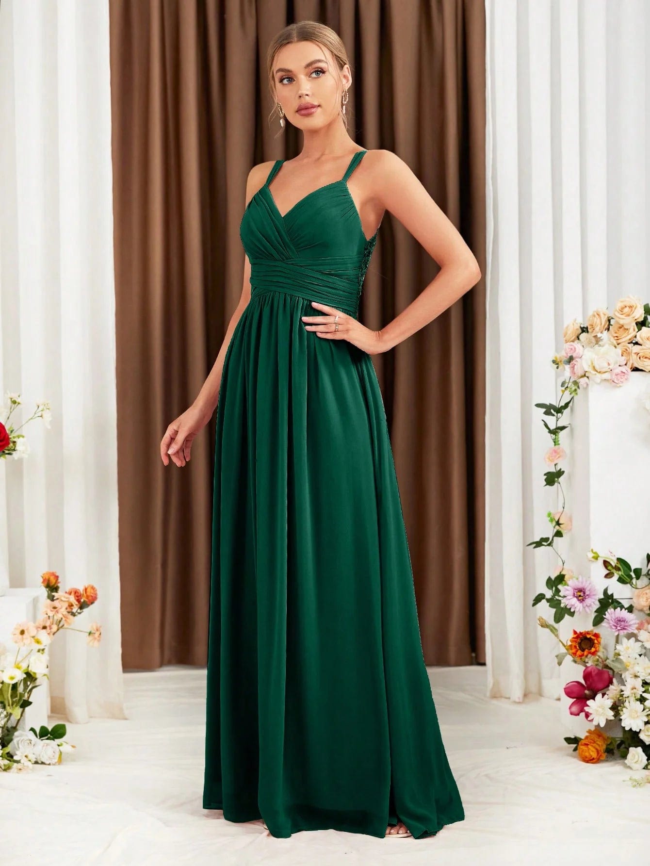 Robe demoiselle d'honneur verte longue dos nu, style élégant pour mariage, avec bretelles fines et taille cintrée.