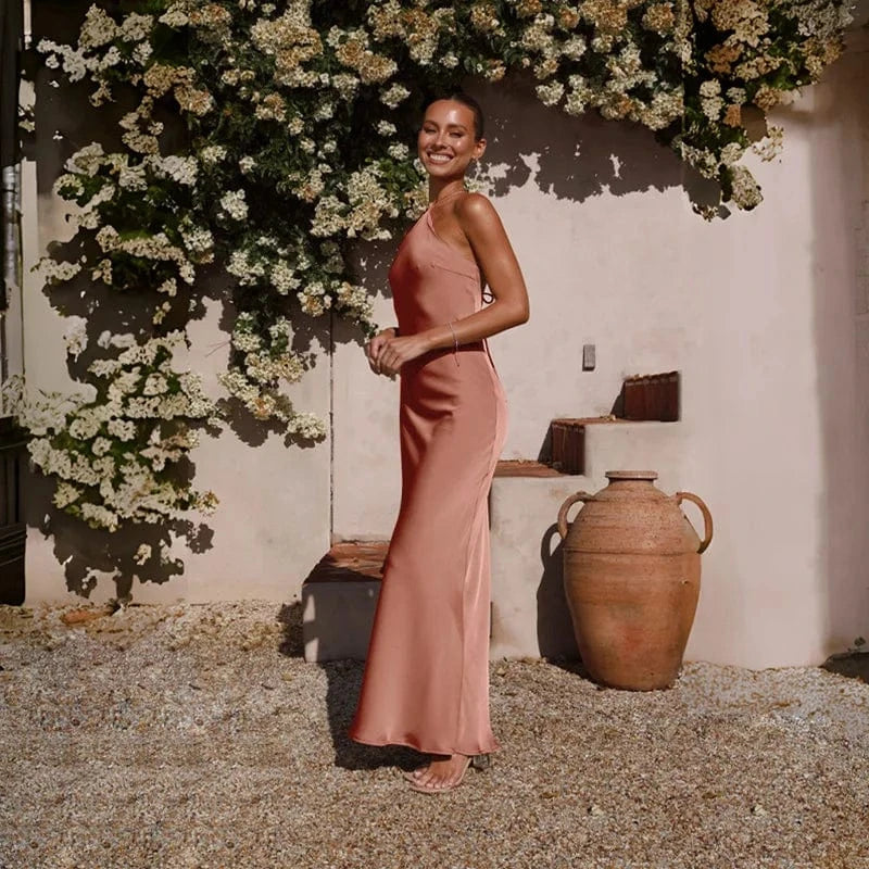 robe demoiselle d'honneur rose poudré longue style bohème chic avec coupe fluide et manches légères