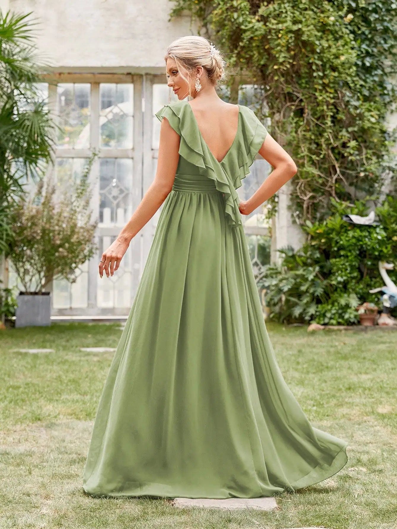 Robe demoiselle d'honneur verte terracotta longue avec manches volantes et dos ouvert pour mariage champêtre.