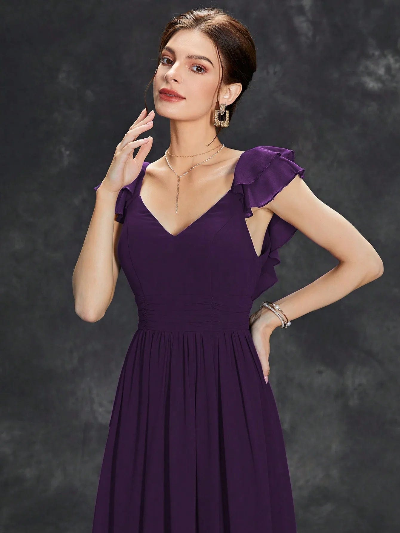 Robe demoiselle d'honneur terracotta élégante, longueur midi, style bohème avec manches courtes et détails ruchés.