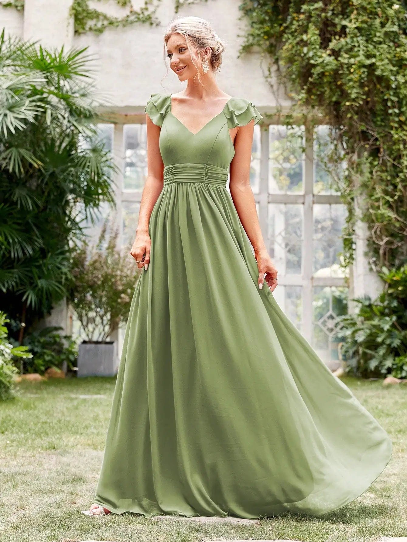 Robe demoiselle d'honneur bohème longue vert sauge à épaules dénudées et silhouette princesse pour mariage champêtre.
