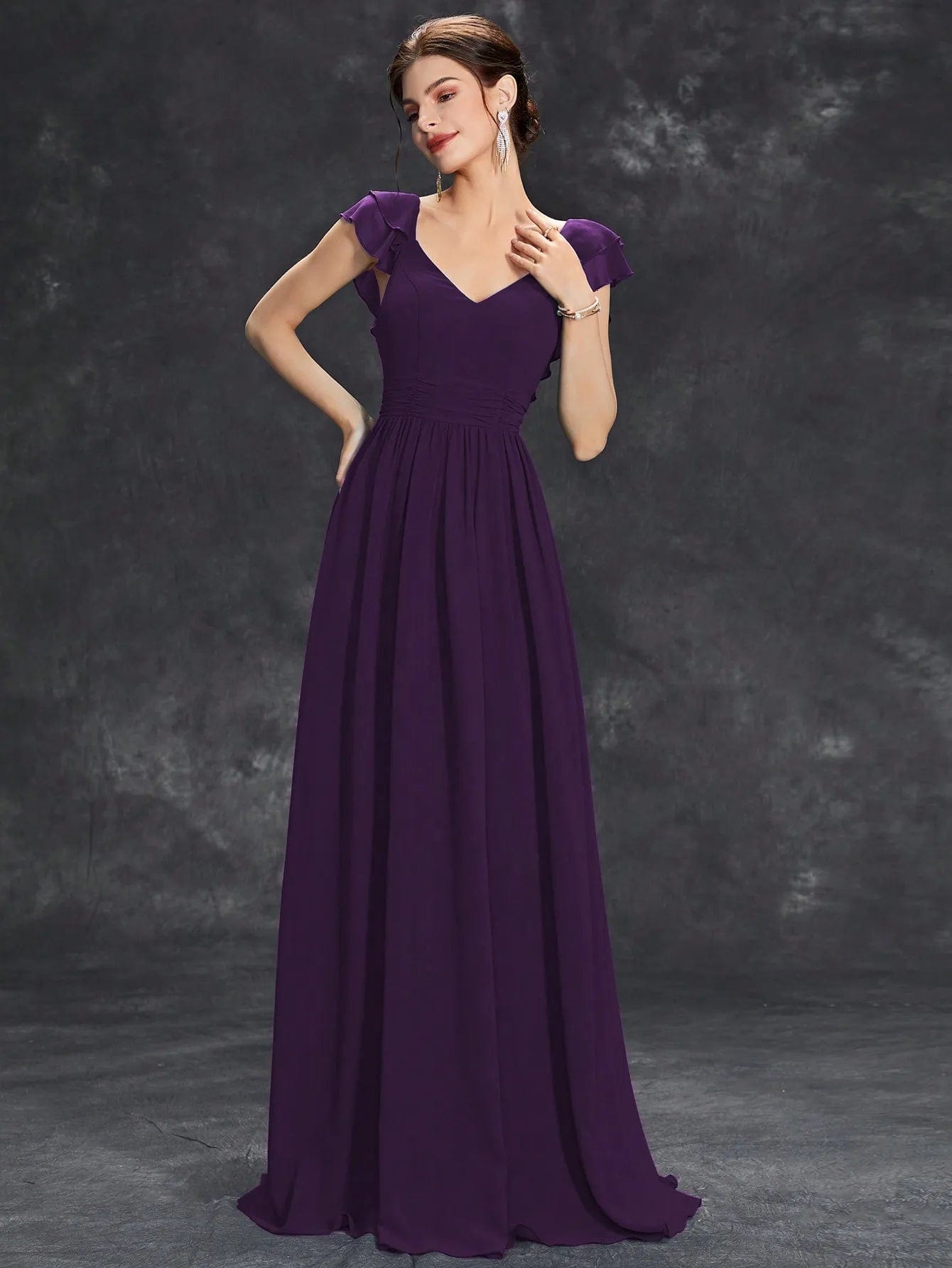 Robe demoiselle d'honneur longue violette avec manches courtes et silhouette princesse pour gala ou mariage.