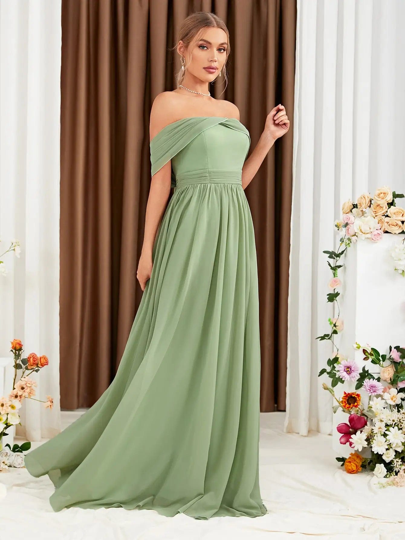 Robe demoiselle d'honneur vert sauge, longue, épaules dénudées, style chic et moulante pour mariage.