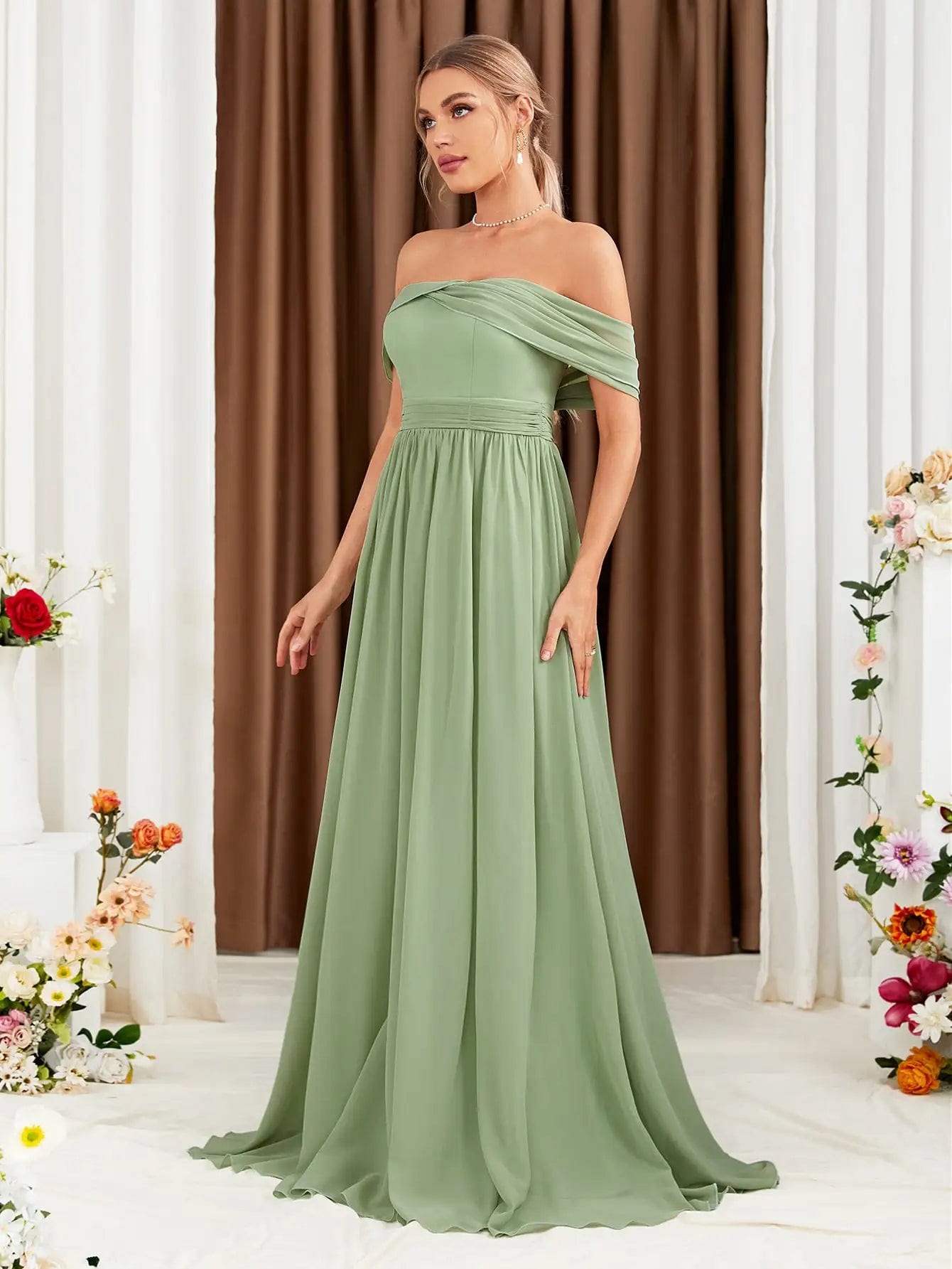 Robe demoiselle d'honneur verte sauge longue, épaules dénudées, style bohème et élégant pour mariage, silhouette princesse.