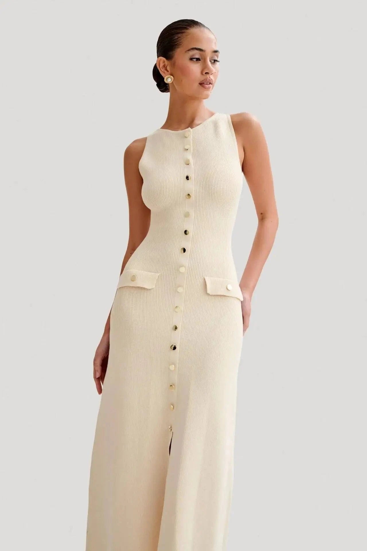 robe été chic longue moulante boutonnée sans manches couleur beige idéale pour un cocktail en plein air