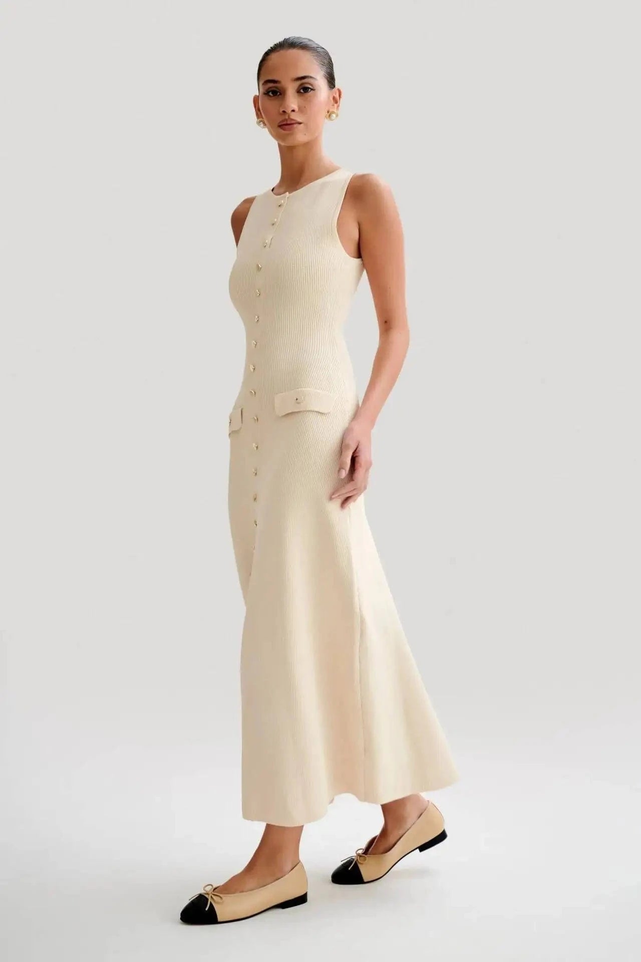 robe été chic longue moulante boutonnée sans manches couleur beige pour mariage ou soirée élégante