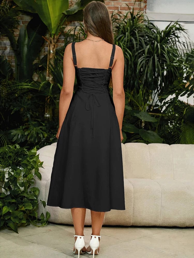 Robe midi noire style dos nu chic pour soirée cocktail, sans manches, silhouette trapèze.