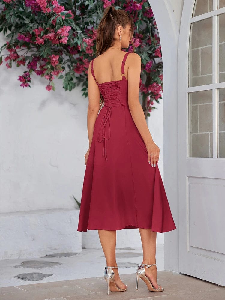 Robe de soirée chic bordeaux midi évasée sans manches idéale pour un cocktail d'été.