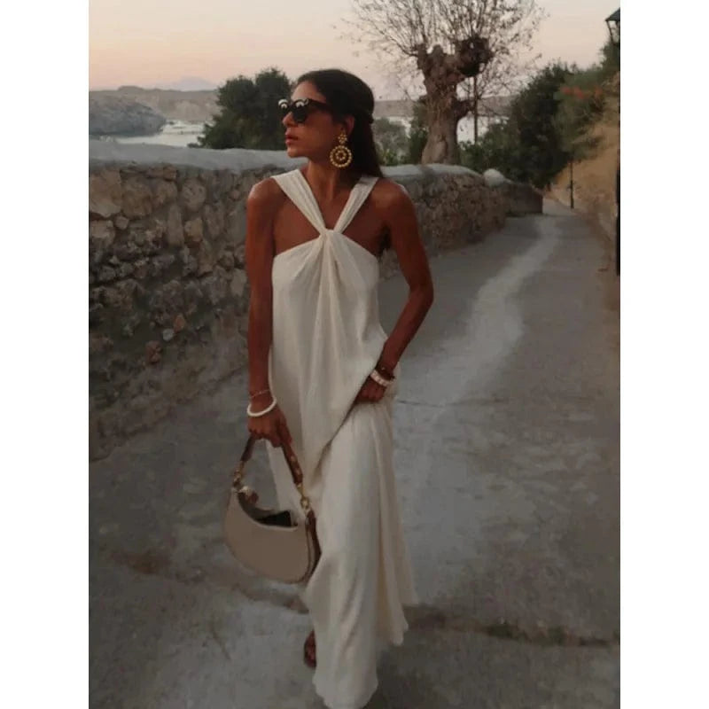 robe de plage blanche longue sans manches fluide idéale pour l’été et les vacances au bord de la mer