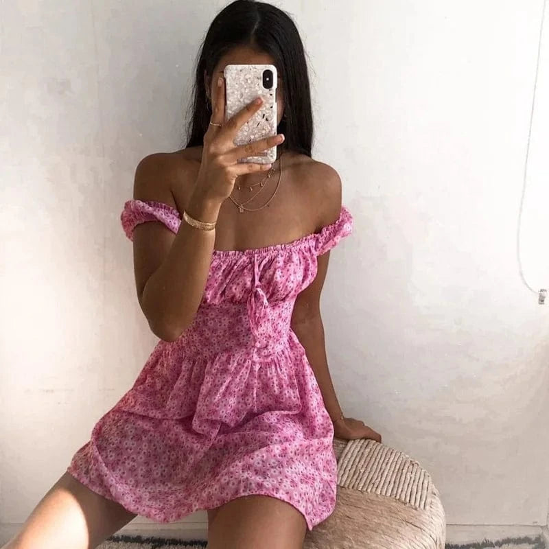 robe été sexy motif fleuri rose courte moulante sans manches pour une soirée chic estivale