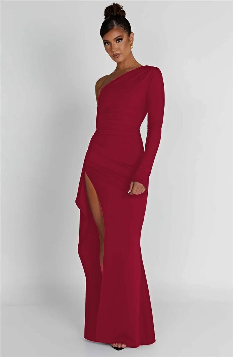 Robe rouge élégante et tendance pour cocktail, longue avec fente et épaule dénudée, manches longues, idéale pour soirée et évènements chics.