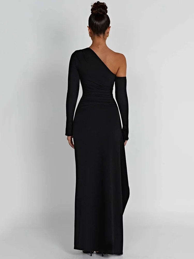 Robe noire longue fendue avec épaule dénudée pour soirée chic et gala, silhouette princesse avec manches longues.