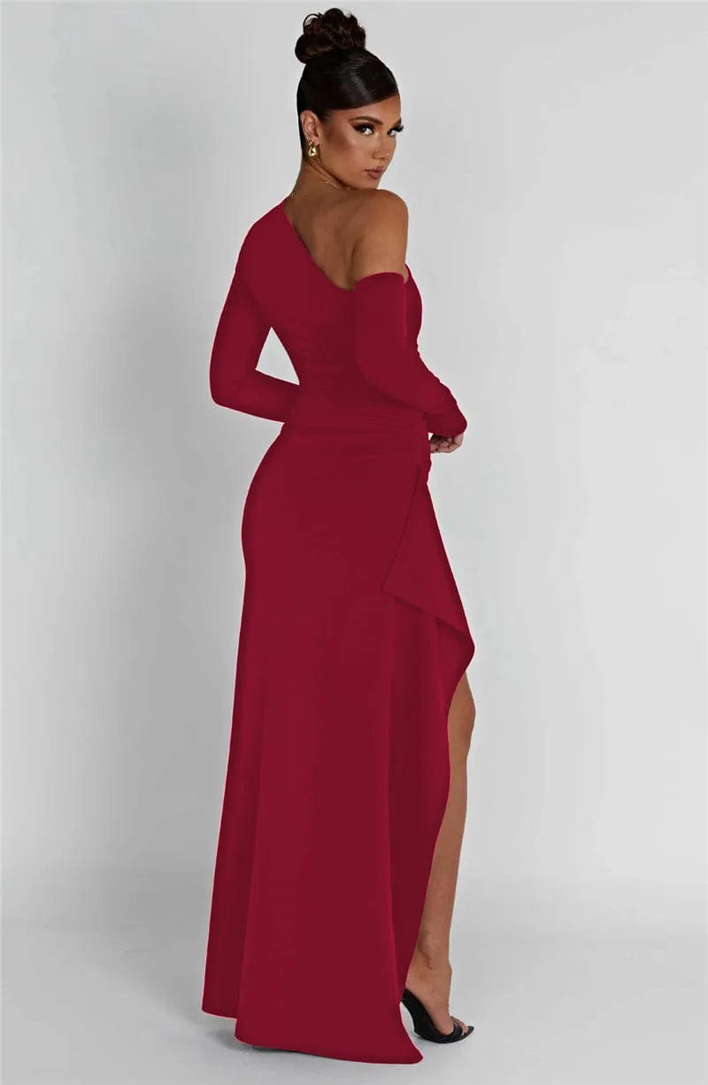 Robe rouge longue soirée chic à épaules dénudées avec fente, idéale pour galas et événements formels.