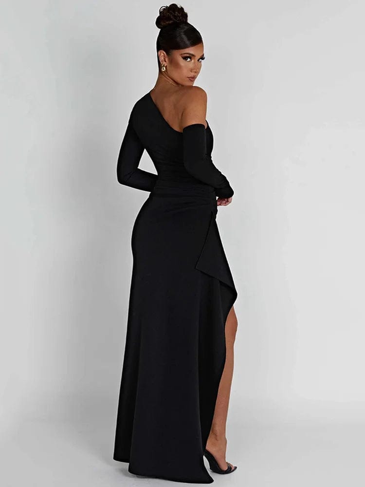 Robe noire longue fendue avec épaules dénudées pour soirée chic ou événement gala, style élégant et sexy.