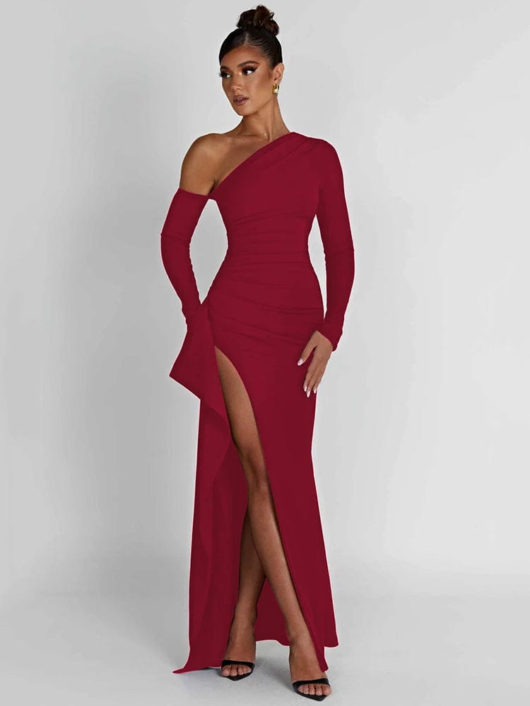 Robe rouge longue fendue asymétrique avec épaule dénudée pour soirée sexy ou cocktail.